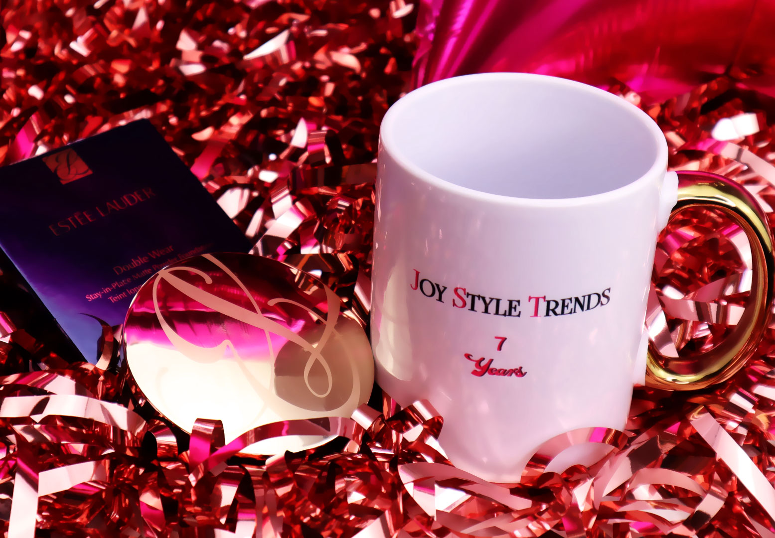 Joy Style Trends 7th Anniversary mug with handle gold and Estée Lauder Double Wear Matte Powder Foundation